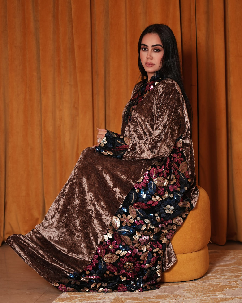 HS3 kaftan Brown - seated