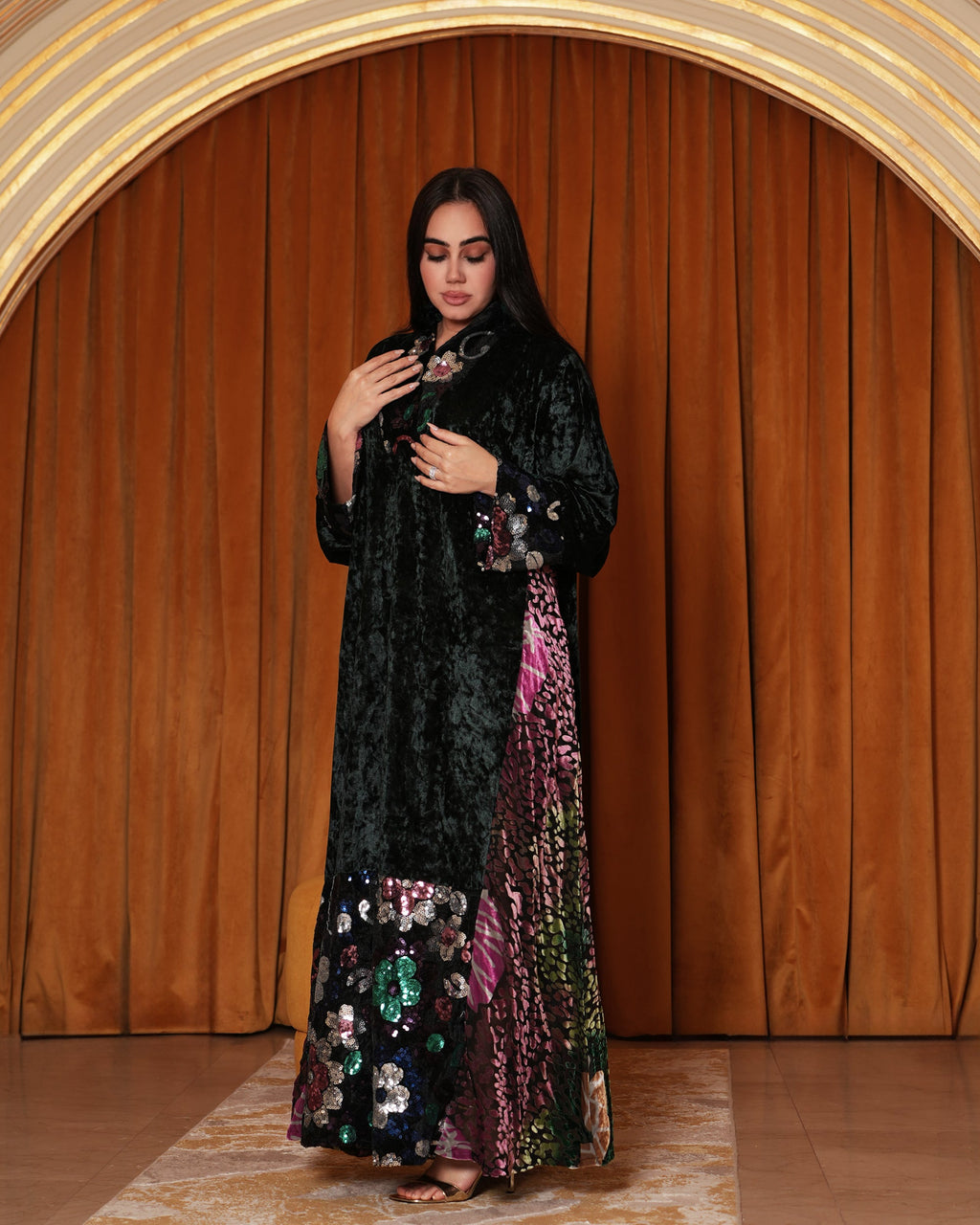 HS3 kaftan Dark Green - side holding collar